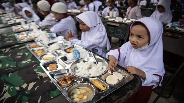 Dana BOS dan makan siang gratis